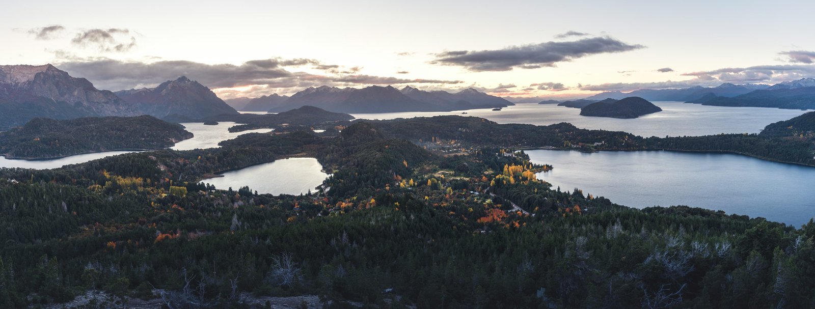 Vista panorámica desde Cerro Campanario, con lagos entre montañas y bosque
