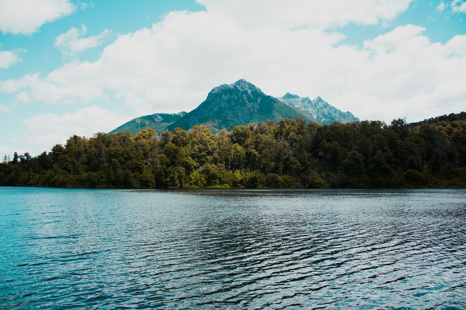 Lago Escondido entre bosque y montañas, en el Parque Llao Llao