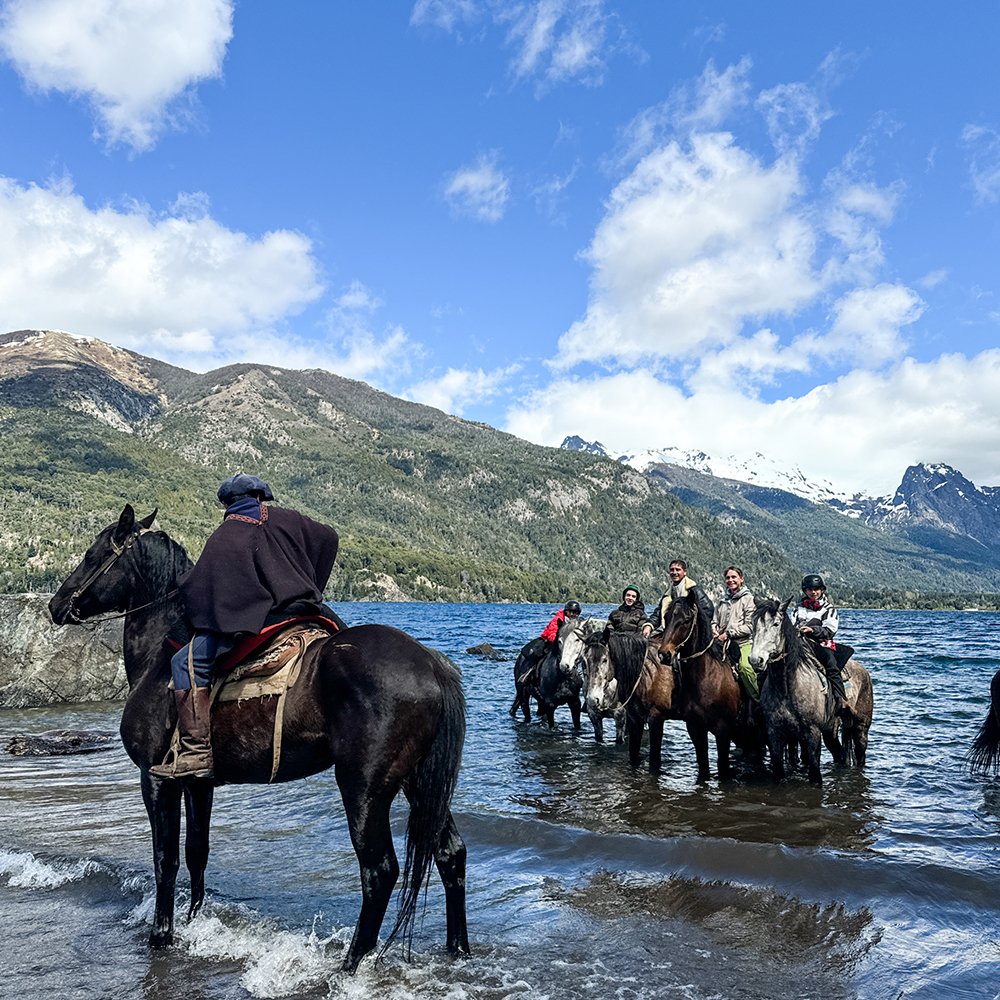 Caballos y jinetes en el lago durante una cabalgata de Wesley